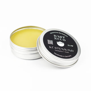 Produkt Bartbalm Küstenwind mit geöffneter Dose und angelehntem Deckel auf weißem Hintergrund