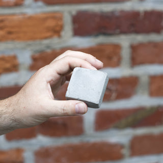Bartzeug Bartseife Küstenwind, grau, mit Tonerde Produktfoto, Bartseife in der Hand