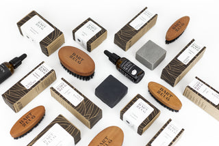 Foto von BARTZEUG Bartpflege Produkte, wie Bartöle, Bartbürsten, Bartseifen in einem isometrischen Raster auf weißem Hintergrund