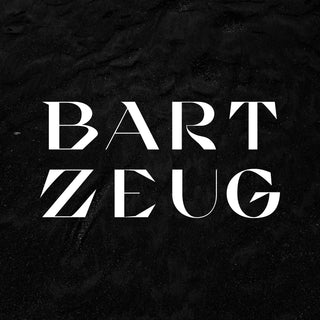 Weißes BARTZEUG Logo auf schwarzem Sand